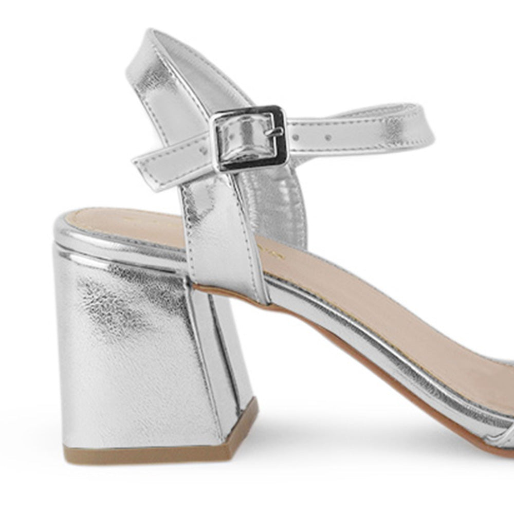 Vista trasera de tacón grueso medio de 7cm en zapatilla plateada para mujer con pulsera ajustable 