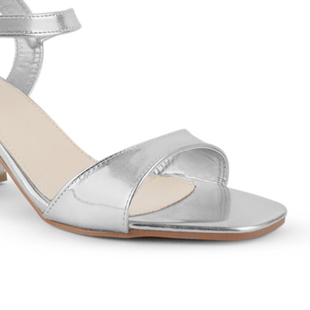 Vista a detalle de zapatilla plateada para mujer de diseño descubierto con pulsera ajustable con tira al frente