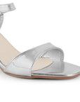 Vista a detalle de zapatilla plateada para mujer de diseño descubierto con pulsera ajustable con tira al frente