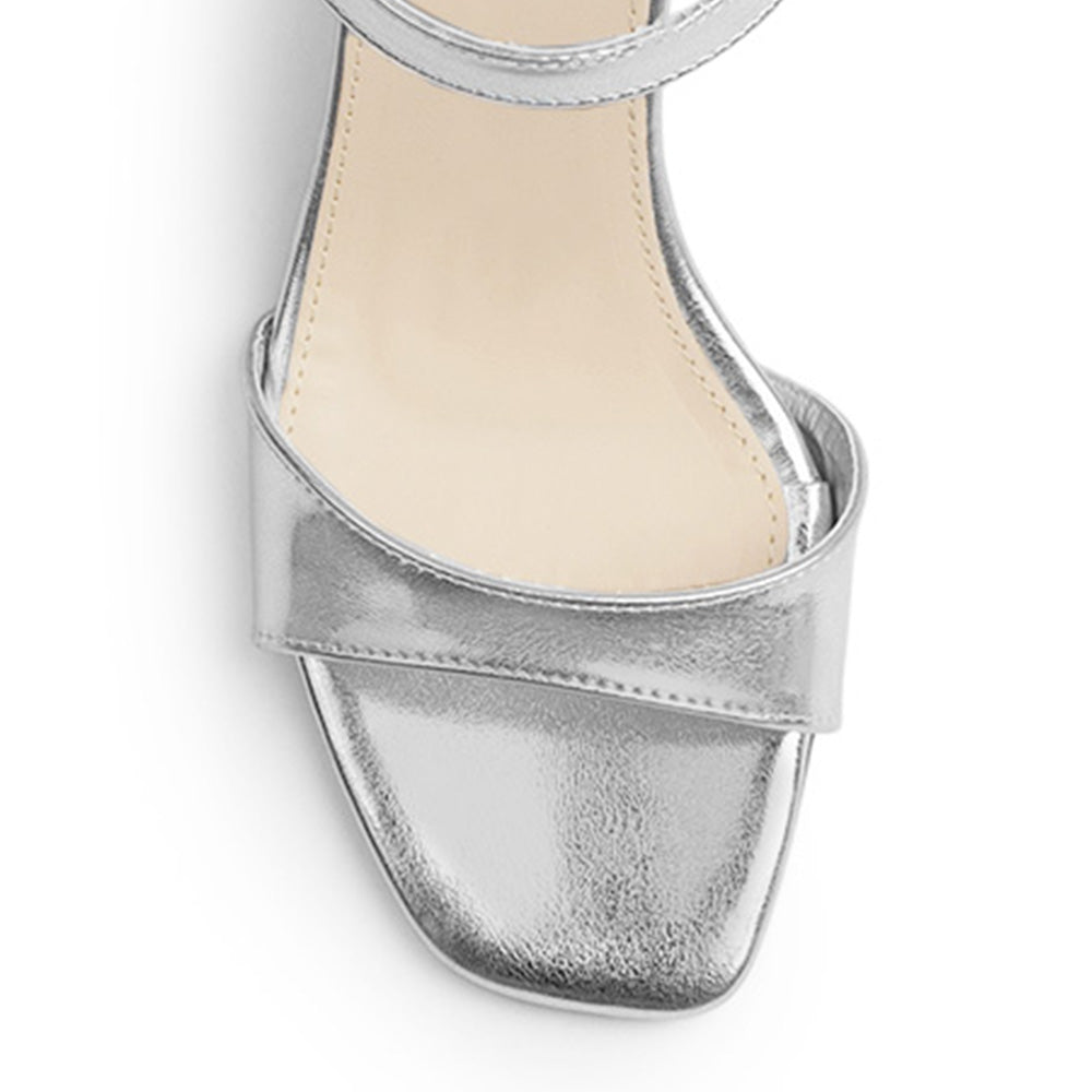 Vista de material sintético en zapatilla plateada para mujer con tira frontal pulsera ajustable y tacón grueso de 7cm