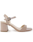 Vista lateral de zapatilla nude para mujer con pulsera ajustable tira frontal y tacón grueso de 7cm