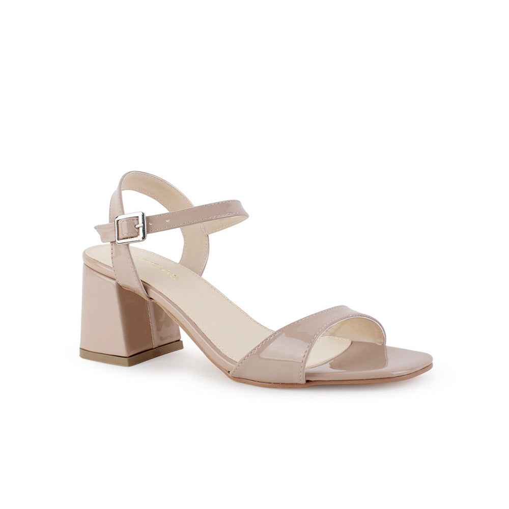 Vista diagonal de zapatilla nude de diseño descubierto para mujer con pulsera ajustable y tacón grueso de 7cm
