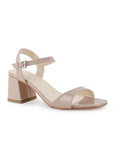 Vista diagonal de zapatilla nude de diseño descubierto para mujer con pulsera ajustable y tacón grueso de 7cm