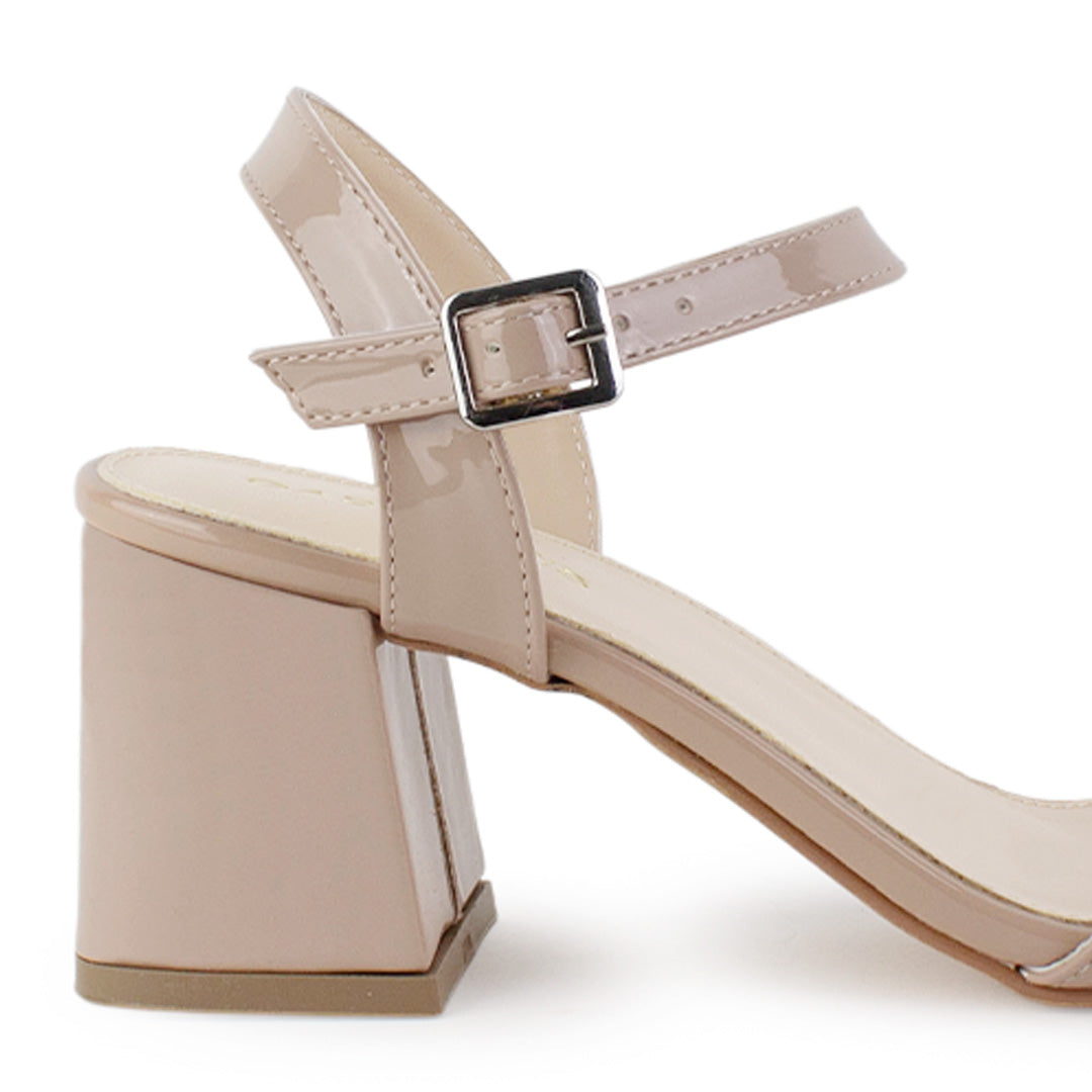 Vista trasera de tacón grueso medio de 7cm en zapatilla nude para mujer con pulsera ajustable 