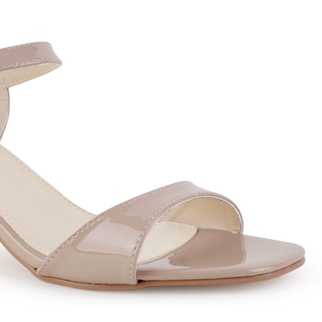 Vista a detalle de zapatilla nude para mujer de diseño descubierto con pulsera ajustable con tira al frente