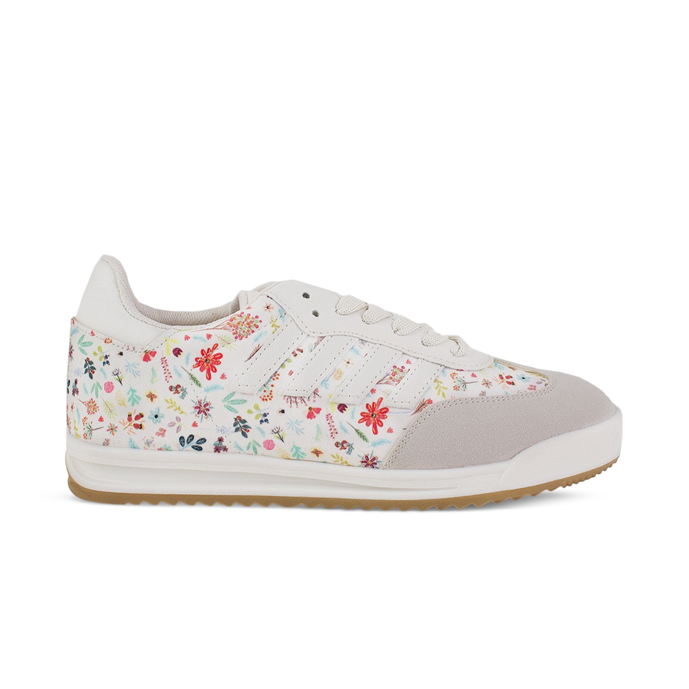 Vista lateral del tenis beige para dama con suela baja 2 cm de diseño floral y punta gris