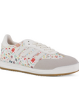 Vista diagonal del tenis beige con punta gris para dama de diseño floral y suela baja 2 cm