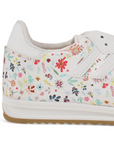 Vista trasera de la suela baja 2cm del tenis beige para dama con diseño floral y punta gris