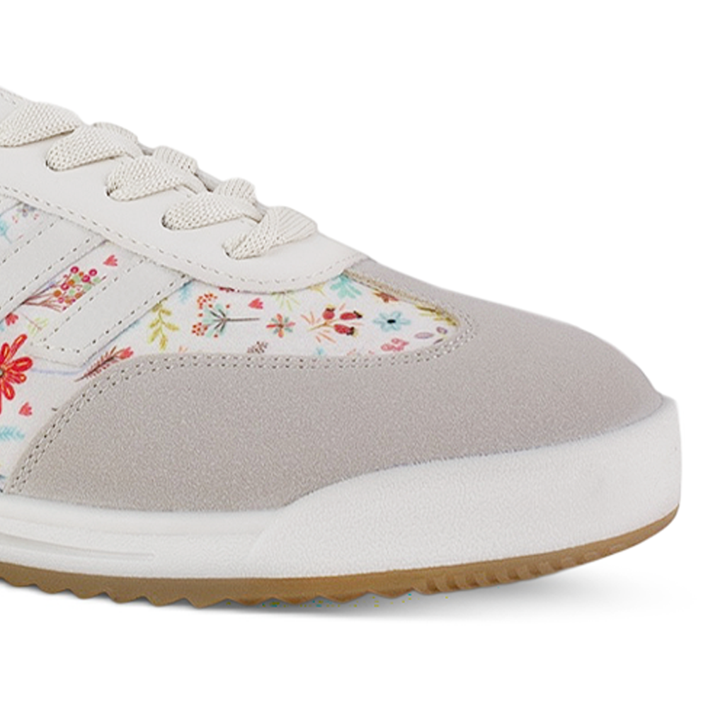 Detalle del material sintético en tenis beige con punta gris de diseño floral y suela baja 2cm para dama 