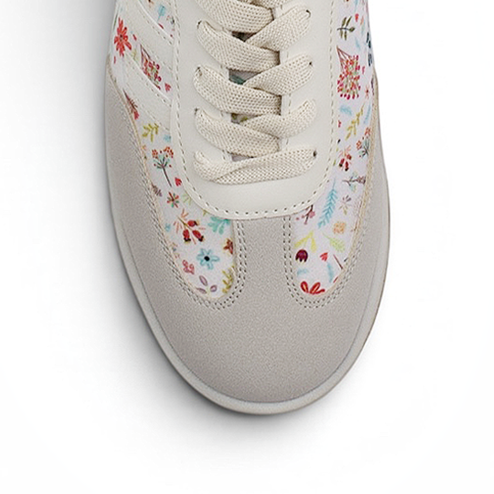 Vista del detalle punta gris y diseño floral en tenis beige para dama con suela baja 2cm 