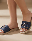 Sandalias azules con herraje metálico y suela baja con plantilla confortable para dama 