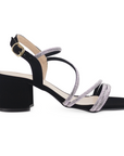 Vista lateral de zapatilla negra para mujer con tiras de pedrería brillante y tacón bajo de 6cm