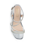 Vista superior de zapatilla plata para mujer con tiras brillantes y tacon bajo ancho de 6cm