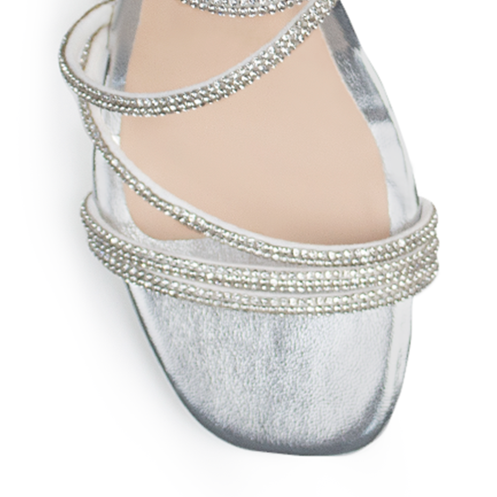 Vista de material sintético en zapatilla para mujer con tiras de pedrería brillante en color plata