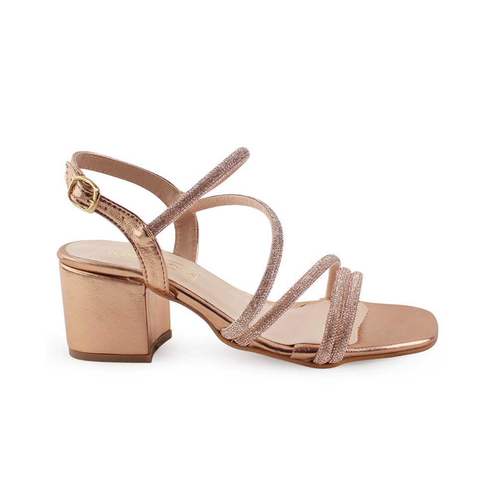 Vista lateral de zapatilla oro rosado para mujer con tiras de pedrería brillante y tacón bajo de 6cm