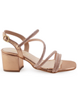Vista lateral de zapatilla oro rosado para mujer con tiras de pedrería brillante y tacón bajo de 6cm