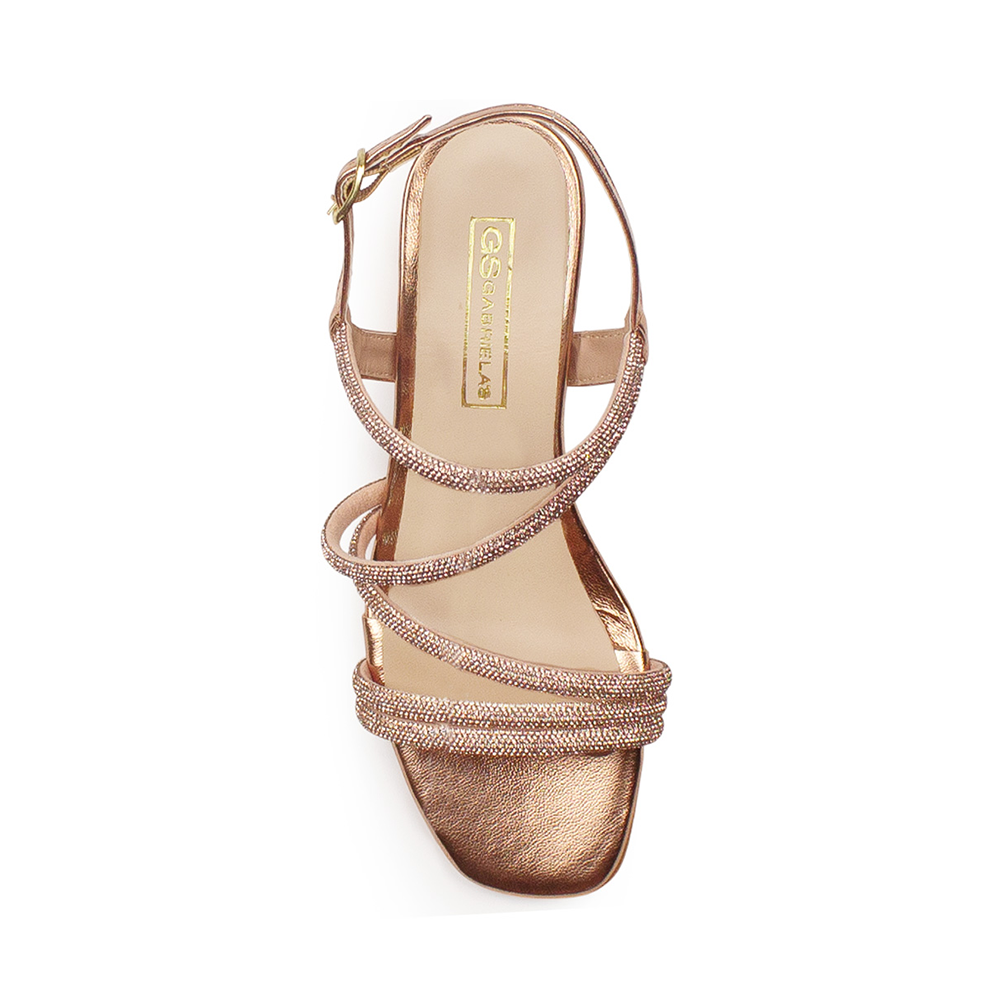 Vista superior de zapatilla oro rosado para mujer con tiras brillantes y tacon bajo ancho de 6cm