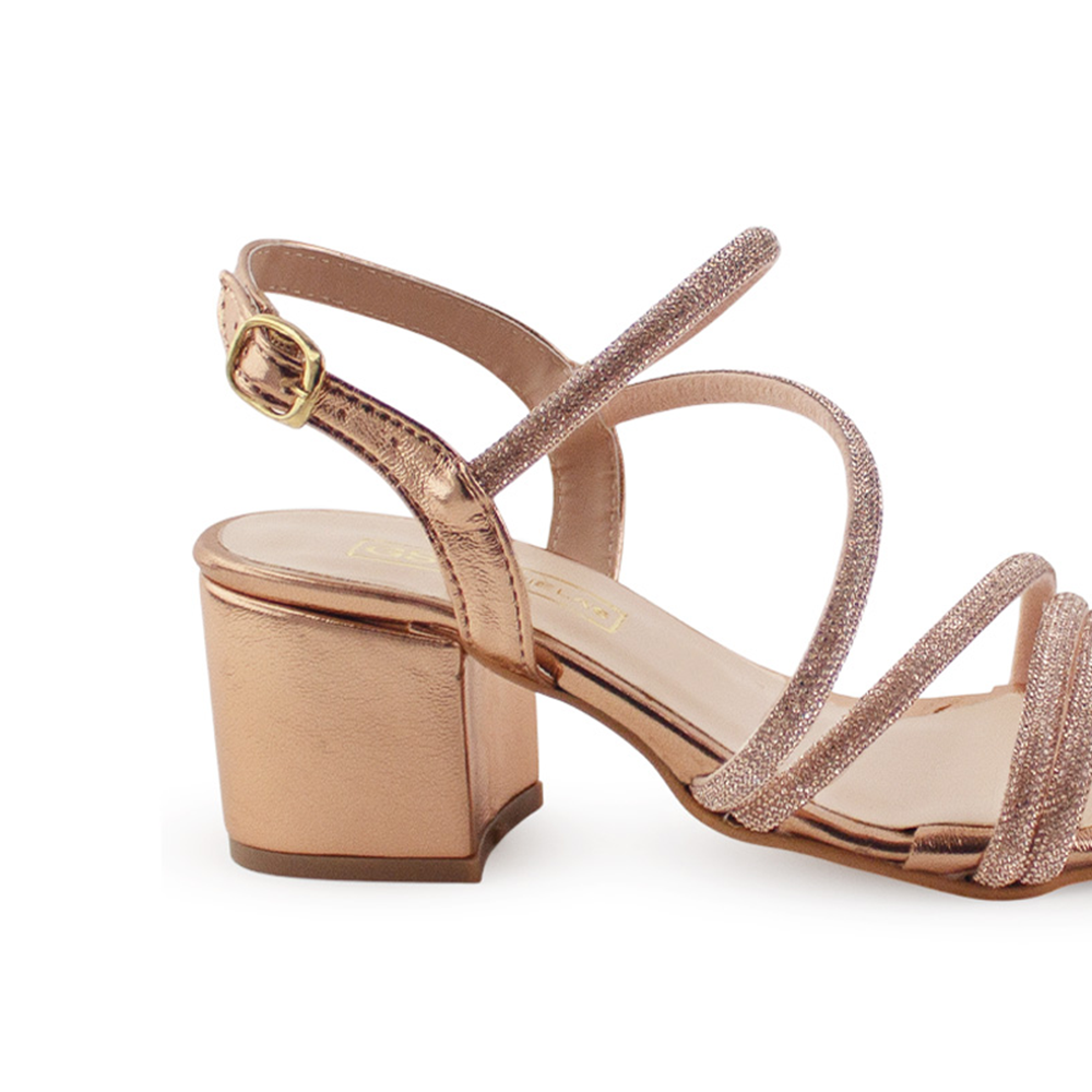 Vista trasera de tacón bajo de 6cm en zapatilla para mujer con pulsera ajustable en color oro rosado
