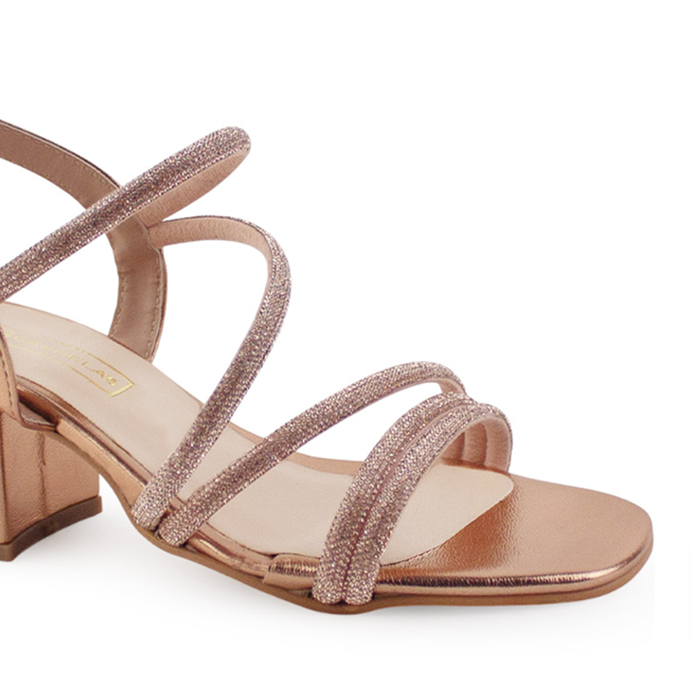 Vista a detalle de zapatilla oro rosado para mujer con tiras brillantes y tacón bajo de 6cm