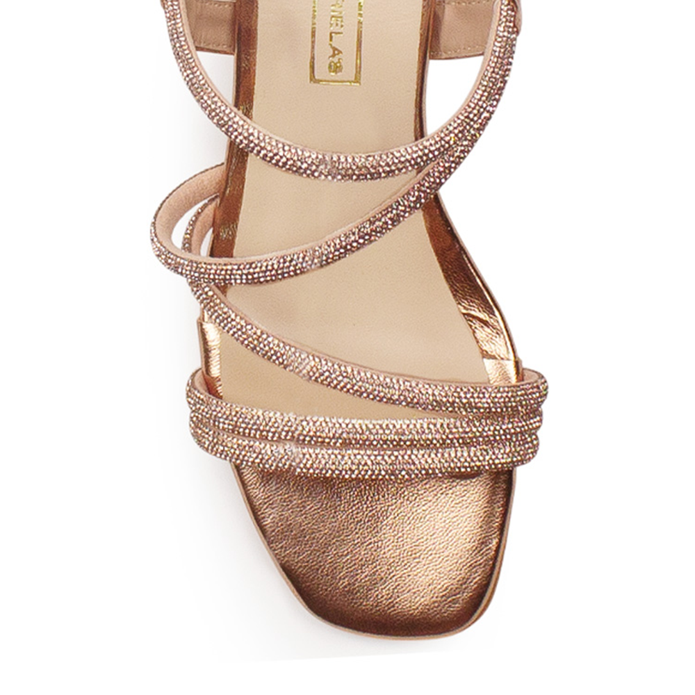 Vista de material sintético en zapatilla para mujer con tiras de pedrería brillante en color oro rosado