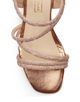 Vista de material sintético en zapatilla para mujer con tiras de pedrería brillante en color oro rosado