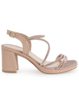 Vista lateral de zapatilla nude de diseño descubierto para mujer con pedreria tacón ancho de 8cm y pulsera ajustable