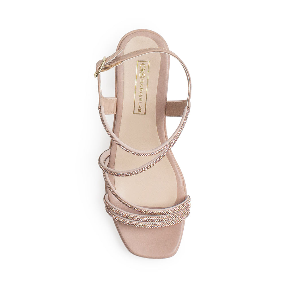Vista superior de zapatilla nude con punta cuadrada de diseño descubierto tiras forradas de pedrería y pulsera ajustable 