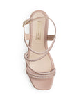 Vista superior de zapatilla nude con punta cuadrada de diseño descubierto tiras forradas de pedrería y pulsera ajustable 