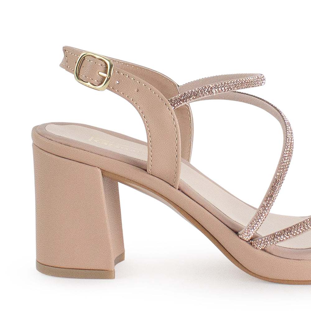 Vista trasera de tacón ancho medio de 8cm en zapatilla descubierta para mujer con pedrería pulsera ajustable en color nude