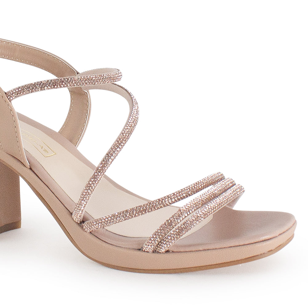 Vista a detalle de pedrería en zapatilla nude para mujer con tacón ancho medio de 8cm 