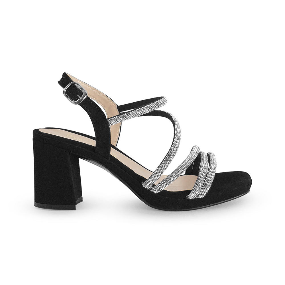 Vista lateral de zapatilla negra de diseño descubierto para mujer con pedreria tacón ancho de 8cm y pulsera ajustable