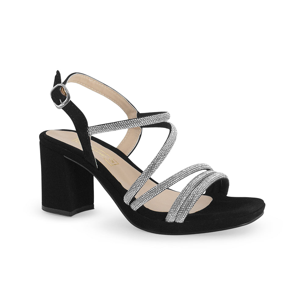 Vista diagonal de zapatilla negra descubierta para mujer con punta cuadrada pedrería y tacón ancho de 8cm