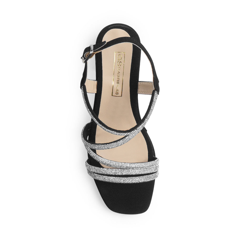 Vista superior de zapatilla negra  con punta cuadrada de diseño descubierto tiras forradas de pedrería y pulsera ajustable 