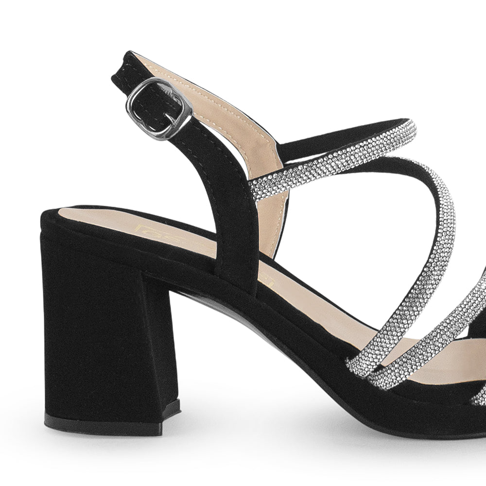 Vista trasera de tacón ancho medio de 8cm en zapatilla descubierta para mujer con pedrería pulsera ajustable en color negro
