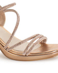 Vista a detalle de pedrería en zapatilla oro rosa para mujer con tacón ancho medio de 8cm 