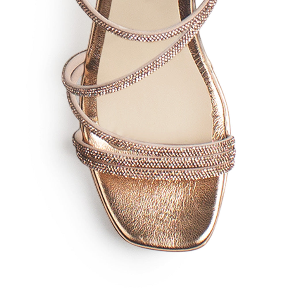 Vista de material sintético en zapatilla oro rosa descubierta para mujer con pedrería pulsera ajustable y tacón ancho de 8cm 