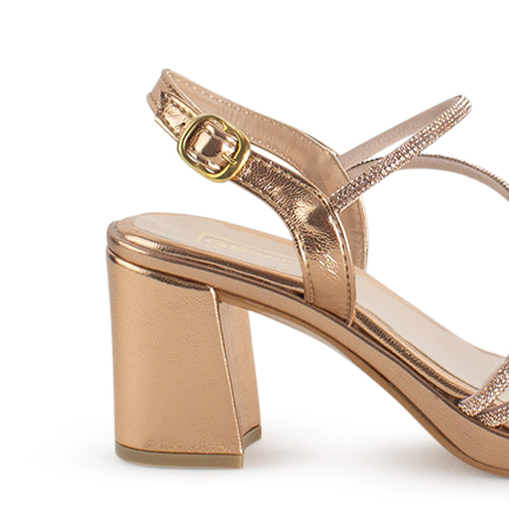 Vista trasera de tacón ancho medio de 8cm en zapatilla descubierta para mujer con pedrería pulsera ajustable en color oro rosa