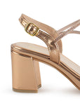 Vista trasera de tacón ancho medio de 8cm en zapatilla descubierta para mujer con pedrería pulsera ajustable en color oro rosa