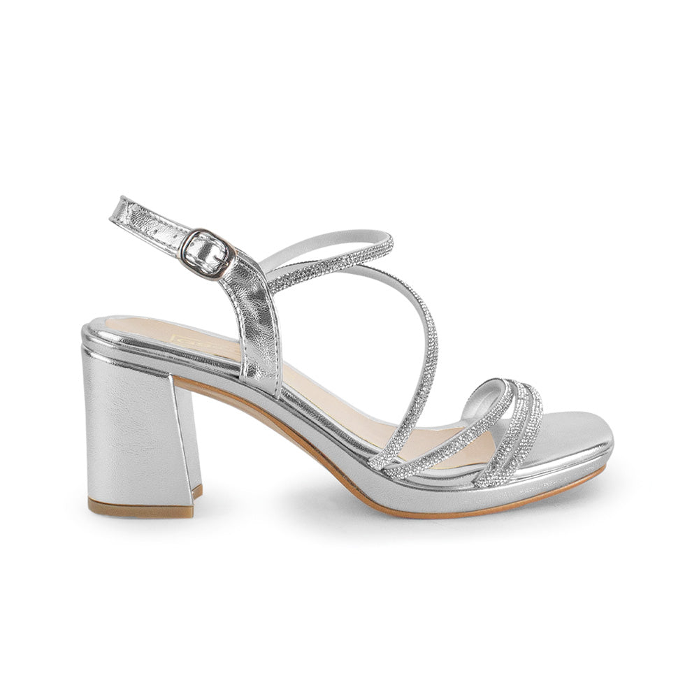 Vista lateral de zapatilla plateada de diseño descubierto para mujer con pedreria tacón ancho de 8cm y pulsera ajustable