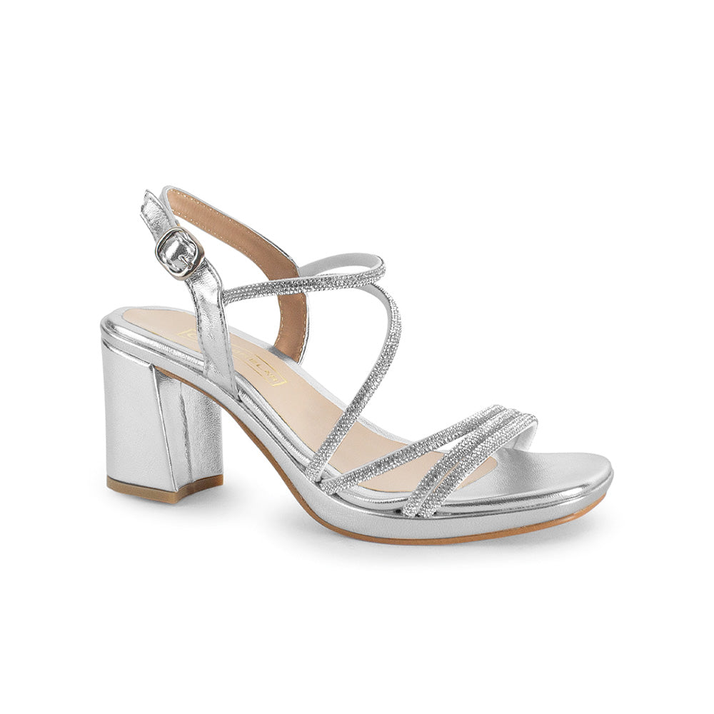 Vista diagonal de zapatilla plateada descubierta para mujer con punta cuadrada pedrería y tacón ancho de 8cm