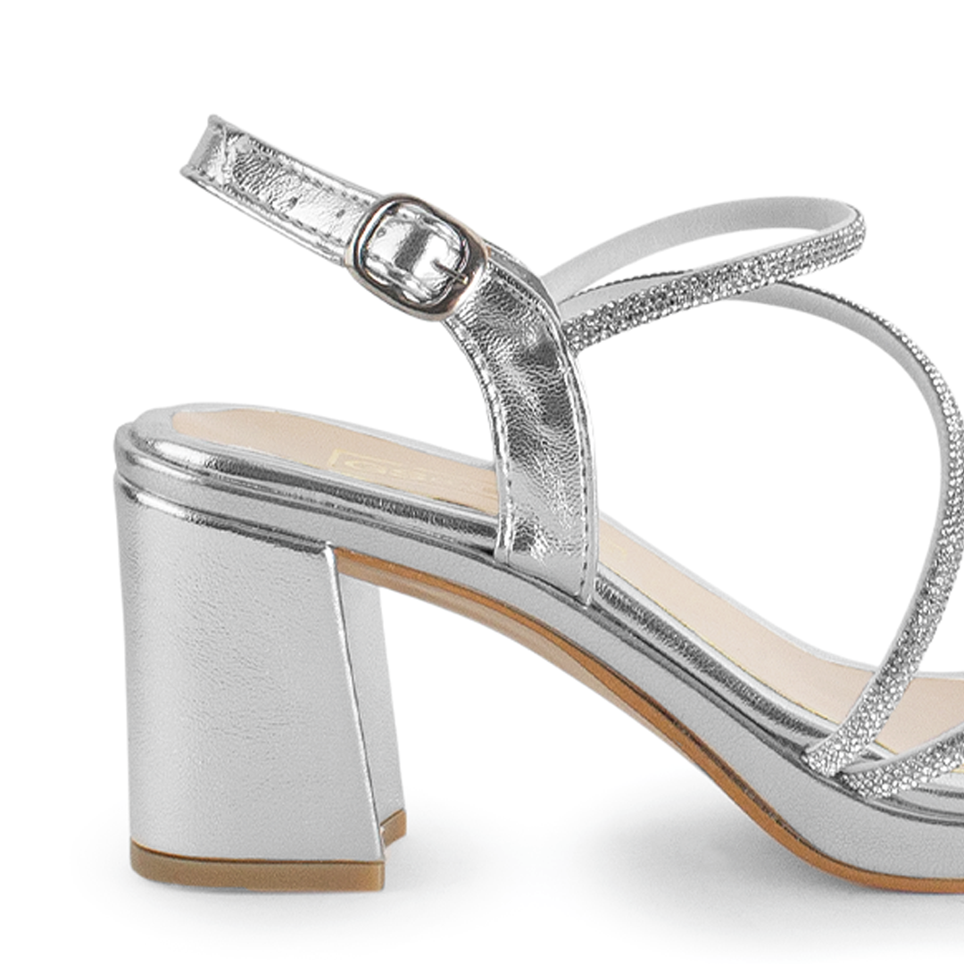Vista trasera de tacón ancho medio de 8cm en zapatilla descubierta para mujer con pedrería pulsera ajustable en color plateada 