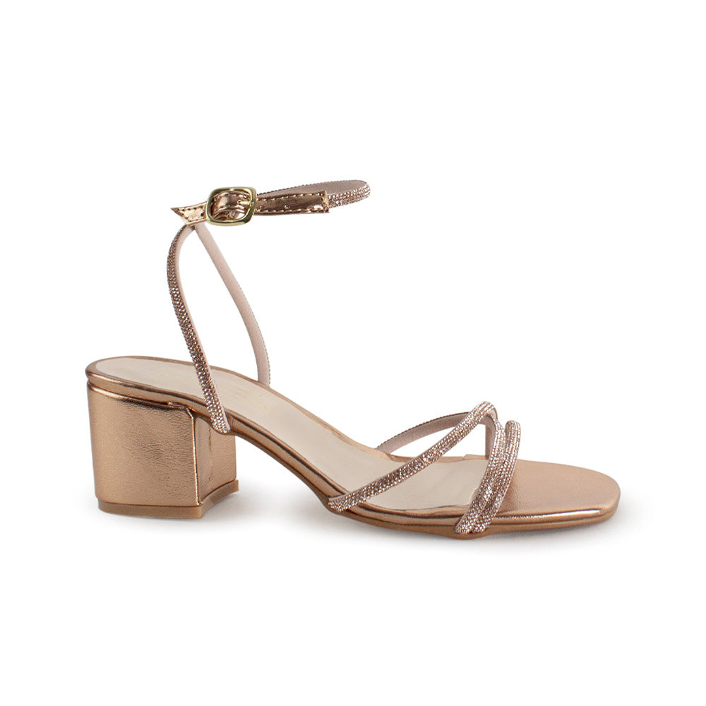 Vista lateral de zapatilla oro rosa para mujer de pulsera al tobillo con tiras delgadas cruzadas de pedrería y tacón bajo de 6cm 