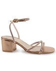 Vista lateral de zapatilla oro rosa para mujer de pulsera al tobillo con tiras delgadas cruzadas de pedrería y tacón bajo de 6cm 