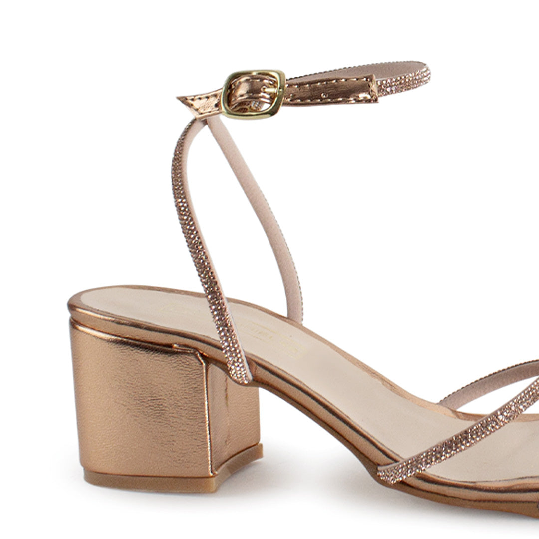 Vista trasera de tacón bajo ancho de 6cm en zapatilla oro rosa para mujer con pulsera al tobillo 
