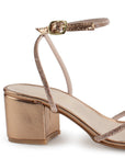 Vista trasera de tacón bajo ancho de 6cm en zapatilla oro rosa para mujer con pulsera al tobillo 