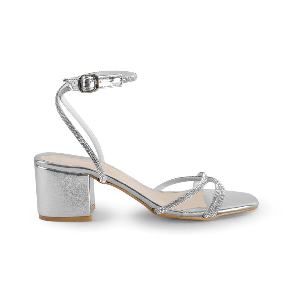 Vista lateral de zapatilla plateada para mujer de pulsera al tobillo con tiras delgadas cruzadas de pedrería y tacón bajo de 6cm 