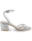 Vista lateral de zapatilla plateada para mujer de pulsera al tobillo con tiras delgadas cruzadas de pedrería y tacón bajo de 6cm 