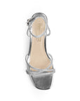 Vista superior de zapatilla plateada de diseño descubierto para mujer con tiras cruzadas de pedrería y pulsera al tobillo ajustable