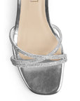 Vista de material sintético en zapatilla de diseño descubierto para mujer con tiras cruzadas con pedrería pulsera al tobillo ajustable y tacón bajo de 6cm en color plateado
