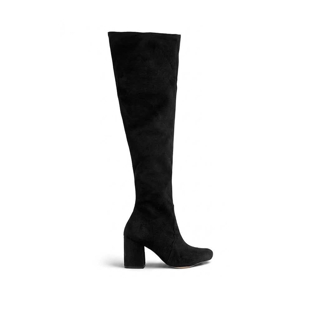 Vista lateral de botas negras altas para dama con tacón medio 8cm y cierre lateral 